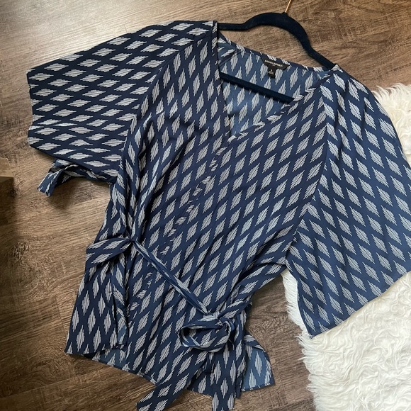 NWOT banana republic top blouse small geometric navy white tie vneck slit sleeve - Picture 1 of 9